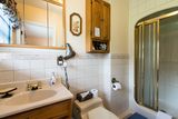 The Harbour Captain's 3 piece bath with shower. Harbour Tide Inn ~ Bed & Breakfast 725 Main Street 
