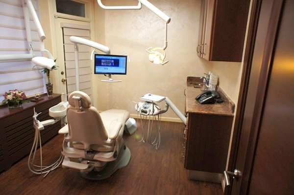 Operatory and dental chair at general dentist Dr. Rozenberg's office in NY Rozenberg Dental NYC Photo Gallery of Rozenberg Dental NYC 8 E 63rd St - Photo 8 of 11