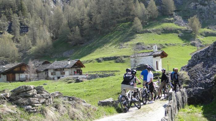 Mountain biking: explore the legendary ski slopes in bike             Summer activities of Tarentaise Tours Route de Val d'Isère - Photo 3 of 6