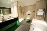 Holiday Inn Southend - King Superior Bathroom