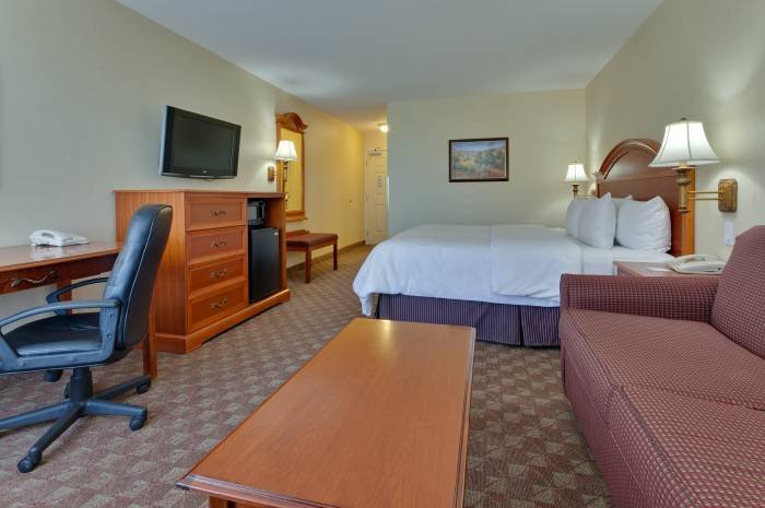 Deluxe King guestroom Profile Photos of La Quinta Inn & Suites Paso Robles 2615 Buena Vista Drive - Photo 12 of 15